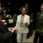En la imagen los representantes de Balta Joyeros y Kailis con el collar valorado en  110.000 euros