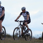 César (centro) representará al equipo leonés en la Absa Cape Epic. Carlos (derecha) tomará su relevo en la siguiente prueba.