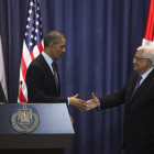Obama estrecha la mano al presidente de la Autoridad Palestina, Mahmud Abás.