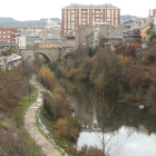 El río Sil a su paso por el centro de Ponferrada, bajo el puente de La Puebla. ANA F. BARREDO