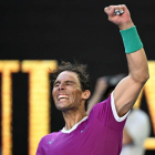 Nadal celebra su triunfo frente a Shapovalov que lo conduce a sus séptimas semifinales en Australia. LEWINS