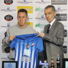 Yelko Pino fue presentado como jugador de la Deportiva por Carlos Terrazas en su función de director deportivo. LUIS DE LA MATA