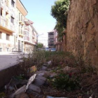 El encintado de las aceras retiene la basura.