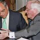 Rodolfo Martín Villa recibe la placa de manos de García de la Concha