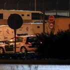 Los furgones de la Guardia Civil con los nuevos presos a las puertas de Estremera. RODRIGO JIMÉNEZ
