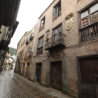 Imagen de archivo de la calle del Agua, con la histórica casa de Gil y Carrasco abandonada. LDM
