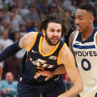 Ricky Rubio conduce el balón en un partido con los Jazz esta temporada