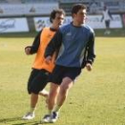 Álex Goikoetxea, a la izquierda, en un entrenamiento de la Cultural