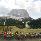 Una vista de los Dolomitas en Italia durante una carrera ciclista. STR