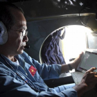 Un oficial de las Fuerzas Armadas de Vietnam trabaja durante la operación de búsqueda del vuelo de Malaysia Airlines desaparecido.