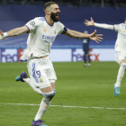El delantero francés Benzema celebra su tercer gol frente al PSG, el que sentenciaba la eliminatoria a favor del Real Madrid en otra noche de gloria en el Santiago Bernabéu. SERGIO PÉREZ