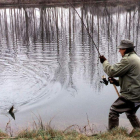 Un pescador captura un lucio en el río Órbigo.