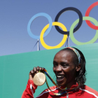 Jemima Sumgong, con la medalla de oro, en Río.