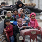 Una familia huye de los combates en la localidad siria de Khaldieh.