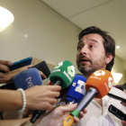 El responsable de relaciones con la sociedad civil de Podemos, Rafael Mayoral, durante las declaraciones a los medios en el Congreso.