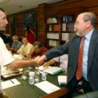 José Valín y Angel Hernández, al comienzo de la reunión que mantuvieron ayer