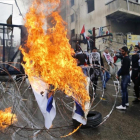 Manifestantes queman una bandera de Israel frente a la embajada de Estados Unidos en Beirut, Líbano.