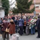 El funeral por el submarinista fallecido reunió a cientos de vecinos