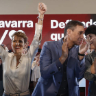 María Chivite, Pedro Sánchez y Elma Saiz ayer, en un acto del PSOE en Pamplona. JESÚS DIGES