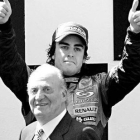 Don Juan Carlos celebra con Fernando Alonso su victoria. Al lado, el monarca, el 23-F