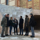 Gancedo mostró al portavoz socialista de Fomento en el Congreso las humedades del exterior de Araú. DL