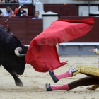 El diestro mexicano Arturo Saldívar tropieza durante la faena de muleta a su segundo toro.