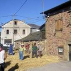 Majadores de la Asociación El Rebollín separando el grano de la paja