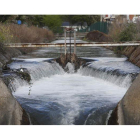 El agua corría de forma abundante este martes en el Canal Bajo del Bierzo, una de las arterias del riego, a su paso por el barrio ponferradino de Compostilla. L. DE LA MATA