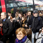 Decenas de pasajeros esperan un tren regional en la estación parisina de Saint-Lazare. ETIENNE LAURENT