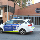 Un coche de policía junto a la parroquia de Santa Rosa.