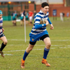 Rodrigo Acero posa con el equipo del colegio que acaba de proclamarse campeón nacional de Inglaterra, a donde llegó con apenas nueve años después de pasar por Dinamarca. En el país nórdico empezó a jugar al rugby, hasta convertirse en una de las promesas