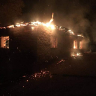 La casa quedó arrasada por las llamas durante la noche. DL