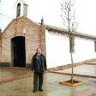 Pablo Carbajal delante de la ermita donde se llevan a cabo las mejoras
