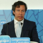 El dirigente del PP Carlos Floriano, en una rueda de prensa en Barcelona.
