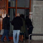 En las imágenes, los agentes en el lugar de los hechos.