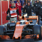 Alonso no pudo completar la primera jornada de entrenamientos como quería. ALEJANDRO GARCÍA