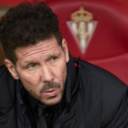 Diego Pablo Simeone, en el banquillo de El Molinón durante el partido de Liga contra el Sporting.