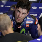 Maverick Viñales (Yamaha) habla con sus técnicos en su box de Austin (Texas, EEUU).