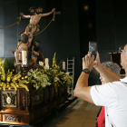 Un visitante fotografía La Exaltación de la Cruz, (JHS) de José Antonio Navaro Arteaga. FERNANDO OTERO
