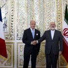 Los ministros de Exterior iraní y francés, Mohammad Javad Zarif (derecha) y Laurent Fabius (izquierda) se dan la mano antes de su reunión en Teherán este miércoles.