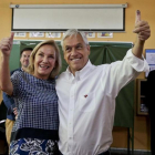 Salvador Piñera junto a su mujer Cecilia Morel tras votar en Santiago de Chile.