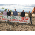 En el 2007, cuando se explanó, el camino de la Era los afectados se manifestaron en el Acebo y desplegaron esta pancarta