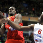 El pívot de la selección española de baloncesto Serge Ibaka (i) controla el balón ante el pívot de Francia Kevin Seraphin.