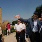 El alcalde Juan Martínez, muestra a Cascos el castillo restaurado ya que fue su principal promotor