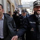 Edouard Perrin (izquierda), escoltado por la policía tras la primera jornada del juicio sobre el 'caso LuxLeaks', en Luxemburgo, este martes.