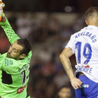 Diego López para un balón junto a Aveldaño.