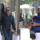 George Michael y su novio, Fadi Fawaz, de compras por el Barcelona, en julio del 2012.