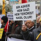 Manifestantes turcos protestan contra la detención de militares acusados de conspirar contra el Gobierno islamista, el día 4 en Ankara.