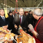 Jesús Esteban y Manuel Chaves probaron el jamón en uno de los expositores de la Feria Agroalimentari