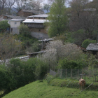 La pequeña comunidad rural de Villarubín, en Oencia, destinará las ayudas de la política agraria a su entorno forestal.